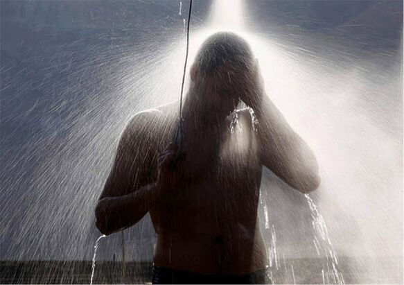 Jeśli mężczyzna czuje się zmęczony, powinien wziąć prysznic kontrastowy
